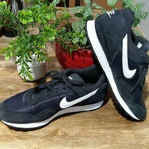 Nike Sz 9 Black women's sneakers